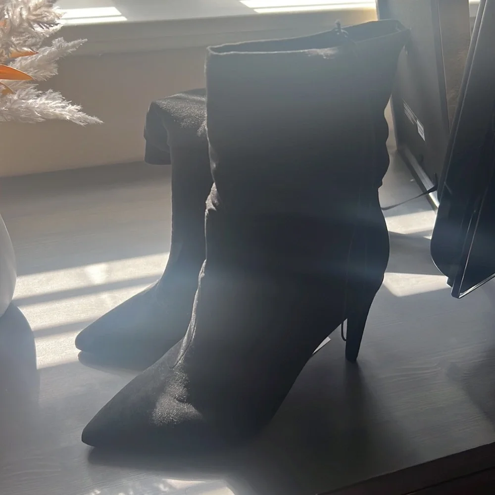 Women Express black boots with heels. Size 7 - Picture 2 of 5